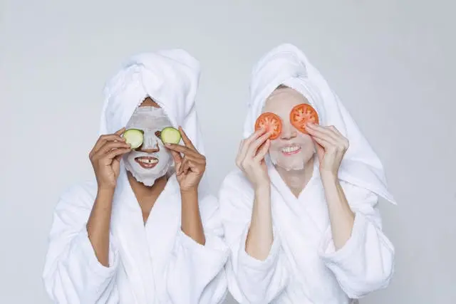 Frauen mit Gesichtsmasken