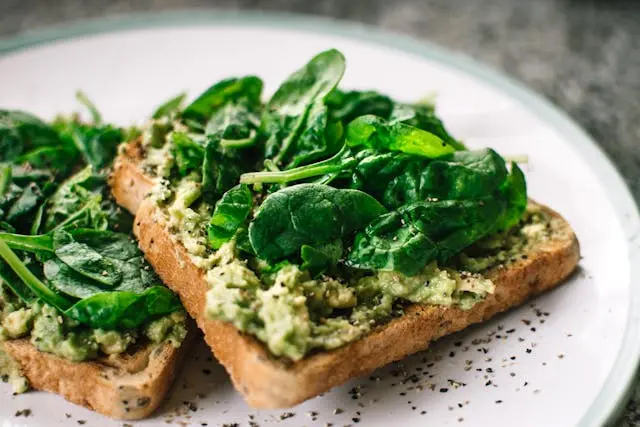 Avocado und Spinat auf Vollkorntoastbrot