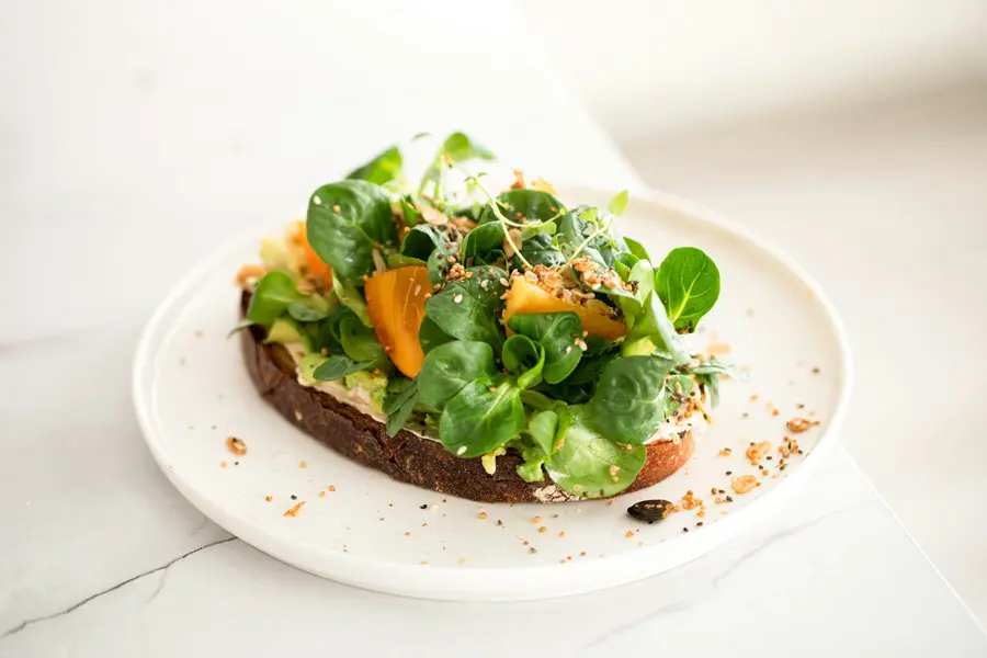 Salat auf Brot