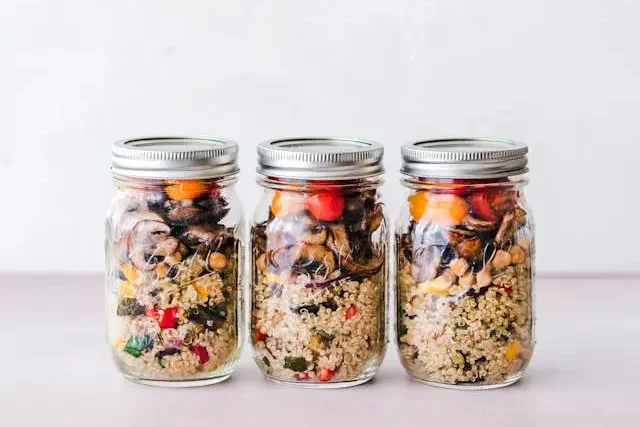 Gläser mit gesundem Essen zum vegan abnehmen