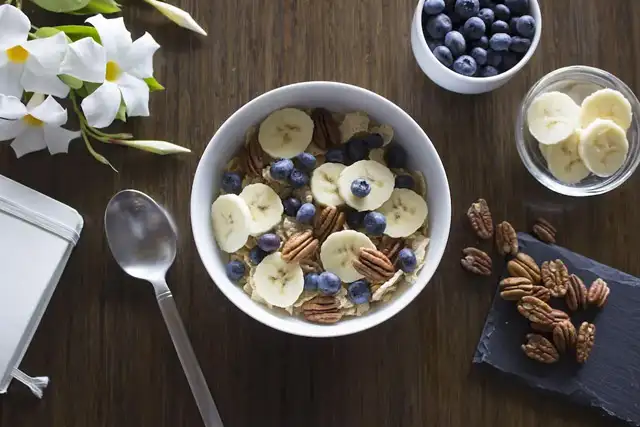 Haferflocken Obst Nuss Bowl
