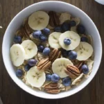 Haferflocken mit Obst und Nüssen als Frühstücksbowl