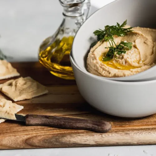 selbstgemachter Hummus in einer Schale